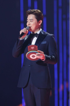 俳優チョ・ジョンソク、主演ドラマ「賢い医師生活2」の楽曲で“ベストOST賞”に輝く「感無量」=「2021 MAMA」(WoW!Korea)