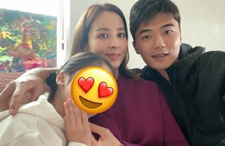 女優ハン・ヘジン&サッカー選手キ・ソンヨン夫婦、家族写真を公開…大きくなった娘シオンちゃんも(WoW!Korea)