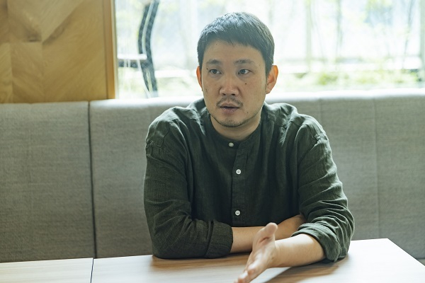【インタビュー】映画『偶然と想像』濱口竜介監督「なさそうだけどあるという、”もう一つの現実”を描いてみたかった」(エンタメOVO)
