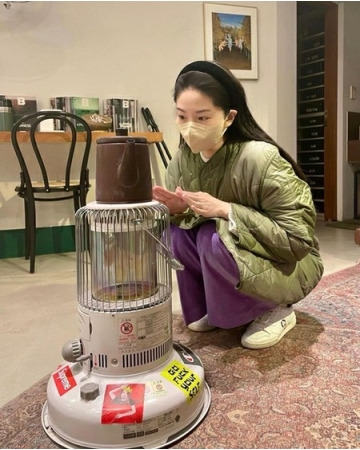 チョンジン（SHINHWA）の妻リュ・イソさん、キラキラのダウン＆紫のパンツでレトロに変身(WoW!Korea)