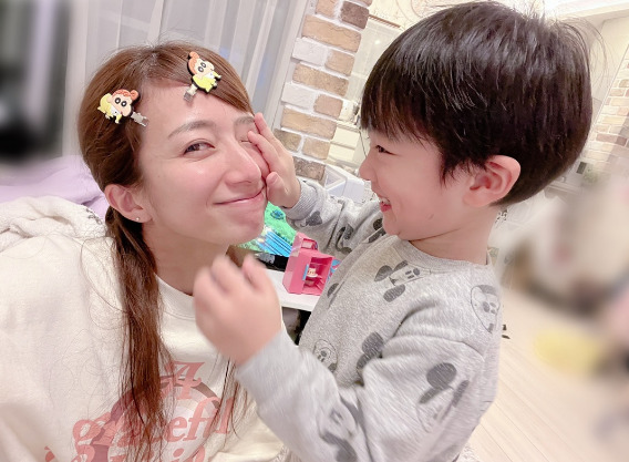 「最近もう毎日」辻希美、“洗濯物で溢れる”我が家のリビングを公開「ずっと部屋干し」(E-TALENTBANK)