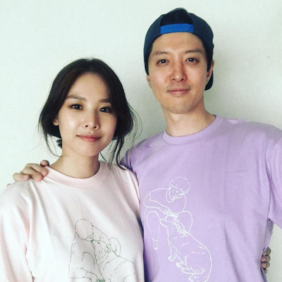 (朝鮮日報日本語版) ペアで「動物支援Tシャツ」イ・ドンゴン＆チョ・ユニ夫妻（朝鮮日報日本語版）