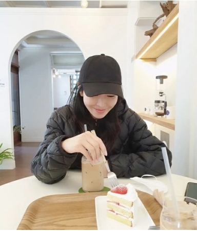 女優キム・ソヨン、カフェでくつろぐひととき…夫イ・サンウとデート中？(WoW!Korea)