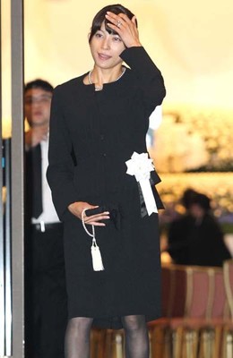 上原多香子「母の日」投稿炎上には内部に裏切り者がいた（日刊ゲンダイDIGITAL）