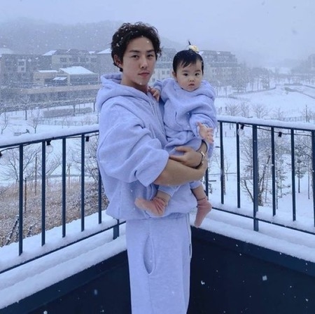 子役出身俳優ペク・ソンヒョン、長女と初雪見物の近況ショット…「雪は初めてでしょ？」とイケメンパパぶり際立つ(WoW!Korea)