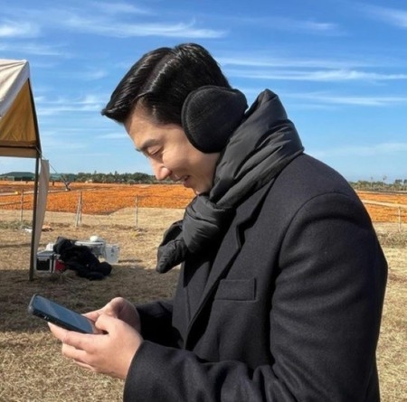 俳優ユン・ゲサン（god）、「インスタ面白い」とスマホに夢中な近況報告…ハンサム＆キュートな横顔ショット(WoW!Korea)