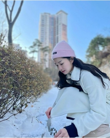 チョンジン（SHINHWA）の妻リュ・イソさん、雪だるまデート…「お姫様のよう」(WoW!Korea)