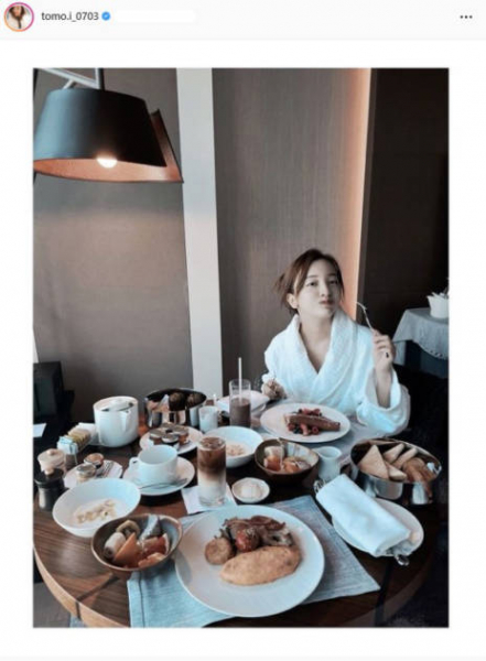 板野友美、バスローブ姿の“優雅な朝”SHOT公開＆日々の子育ての苦労明かす「写真はフィクションです」(E-TALENTBANK)