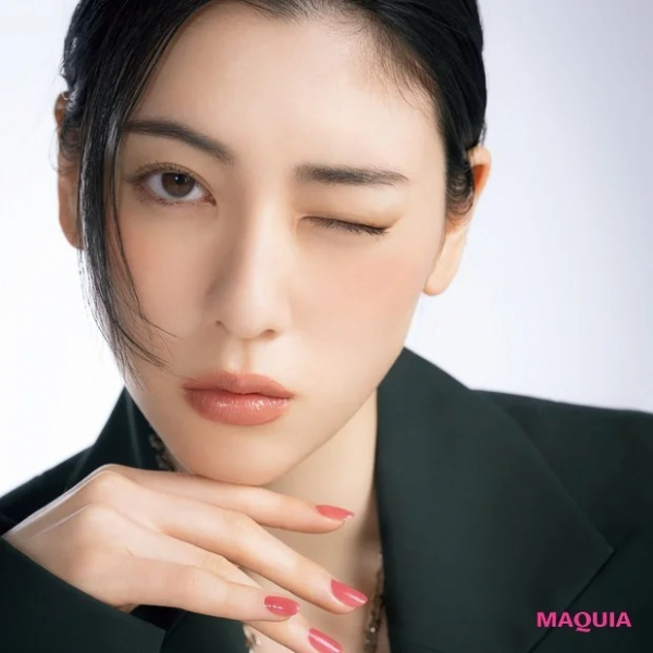 三吉彩花さんの最新ベストメイク。チーク活かしのミニマムメイクを徹底解説！(MAQUIA　ONLINE)