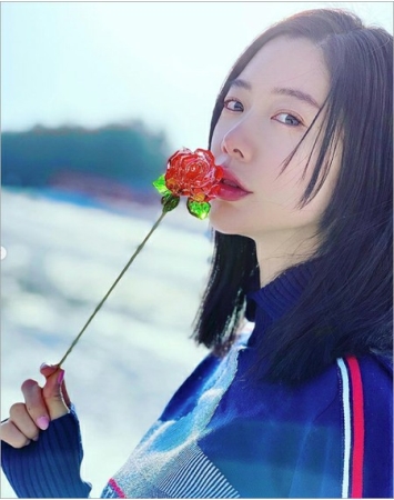 女優クララ、360万ウォンのブランドニットを着て雪原撮影(WoW!Korea)