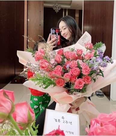 女優ソ・ヒョリム、結婚2周年を迎え記念ショットを公開…メッセージカードには「ヒョリム 愛している」(WoW!Korea)