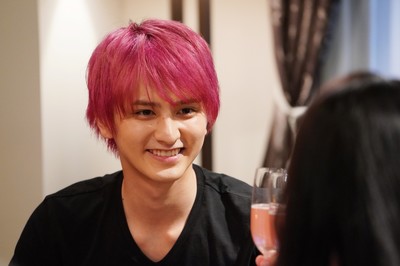 「偽装不倫」ピンク髪イケメン・瀬戸利樹に注目！（シネマトゥデイ）
