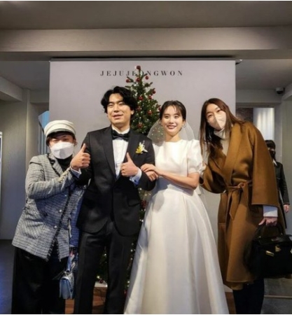 俳優イ・シオン＆ソ・ジスン、「私は一人で暮らす」ファミリーの祝福の中チェジュ島で挙式…「番組の名誉卒業」(WoW!Korea)