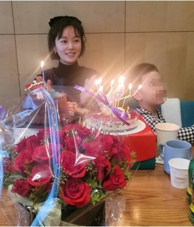 第二子妊娠中の女優ファン・ジョンウム、夫イ・ヨンドン氏との復縁後初めて迎えるクリスマス…笑顔こぼれる記念ショット(WoW!Korea)