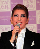 宝塚宙組トップスター・朝夏まなとが退団公演　劇場前にはファン８０００人（スポーツ報知）