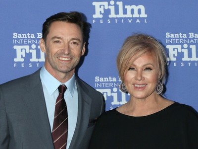 ヒュー・ジャックマン、愛妻デボラをおんぶして高級住宅街を歩く仲のよさ（クランクイン！）