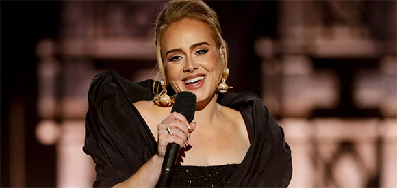 「私、ジョーカーみたい…」アデルがYouTubeで半顔メイクを披露！(フィガロジャポン)