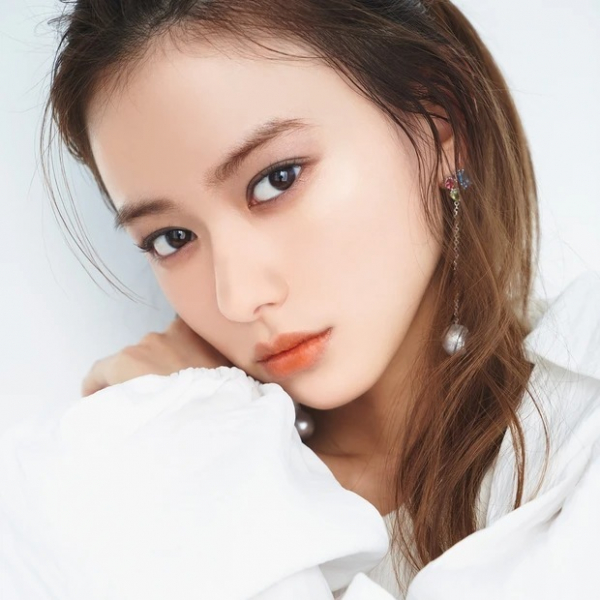 【山本舞香さん】パープルアイで儚げ顔に。こなれて見えるメイク＆ファッションにトライ(MAQUIA　ONLINE)