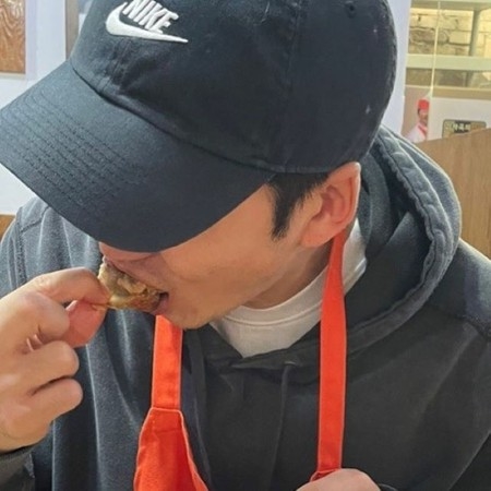 “新婚”俳優ユン・ゲサン、左手薬指に結婚指輪がちらり…カムジャタンを爆食いする気さくな近況ショットが話題(WoW!Korea)