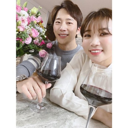 プロゴルファーのイ・ボミ、夫イ・ワンと結婚2周年…「家でゆっくりとワイン一杯」(WoW!Korea)