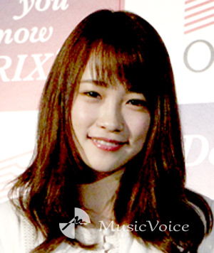 川栄李奈「久しぶりだ～」横山由依＆木崎ゆりあ、仲良し“密着”ショット反響（MusicVoice）