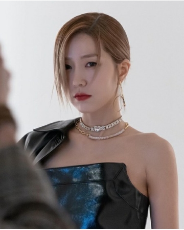 イ・ジン（元Fin.K.L）、肩のラインが現れる果敢な衣装＆シックな表情…破格的な変身(WoW!Korea)