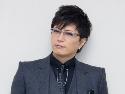 ローランド、“兄貴”GACKTとの2ショット　無防備な笑顔に「彼女みたい」の声（クランクイン！）