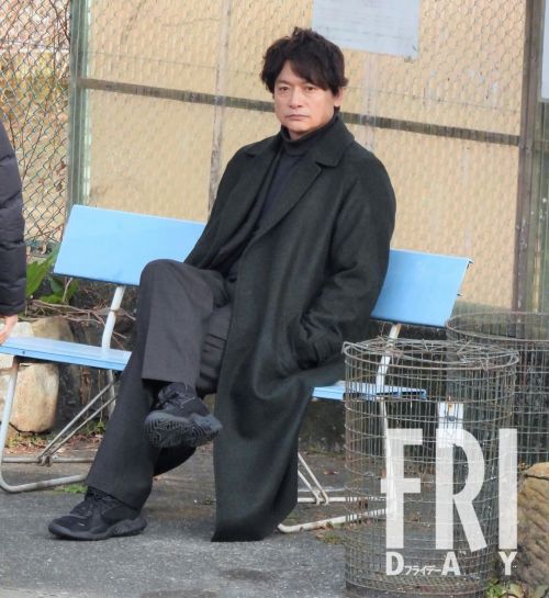 香取慎吾　交際25年“アイドルの妻”を自認していた「プロ彼女」(FRIDAY)