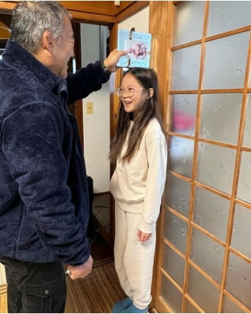 プロ格闘家の秋山成勲と妻SHIHOの長女サランちゃん、おじいちゃんもビックリ …「本当に大きくなった」(WoW!Korea)