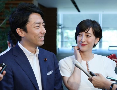 滝川クリステルさん、小泉進次郎議員との結婚発表ドレスが話題　ブランドは？お値段は？調べてみた（BuzzFeed Japan）