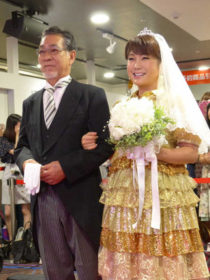 はるな愛「進次郎さん狙ってた」、疑似結婚式で実父とバージンロード（スポニチアネックス）