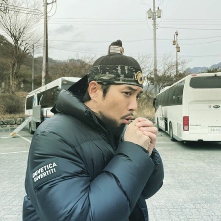 俳優チュ・サンウク、かじかんだ手を温めるオフショットを公開…カリスマあふれるイ・バンウォンの姿とのギャップで魅了(WoW!Korea)