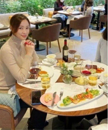 “クォン・サンウ妻”ソン・テヨン、新年ランチもラグジュアリー(WoW!Korea)