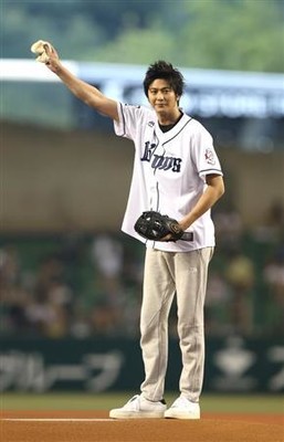 速水もこみちが“オリーブオイル投法”で始球式！結婚後初の公の場（サンケイスポーツ）