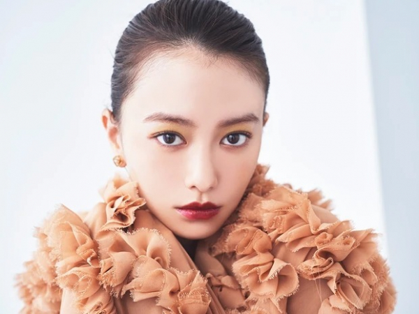 【山本舞香さん】大胆なボリュームケープでリュクスな表情に。レディなイエローアイ×ダークレッドな唇に映える春コーデを披露(MAQUIA　ONLINE)