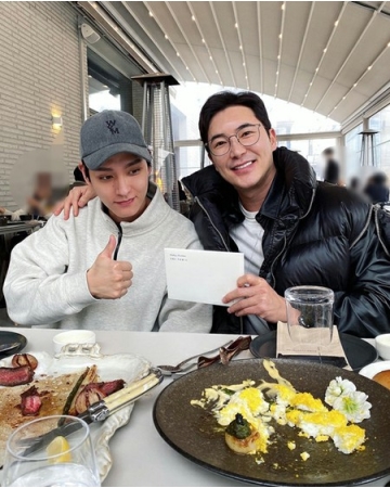 俳優チェ・テジュン、結婚と妊娠発表後、初の近況をキャッチ…招待状を渡しに(WoW!Korea)