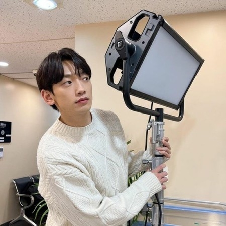 Rain(ピ)、照明機材の後ろでかくれんぼ？茶目っ気あふれる表情までキャッチ…主演ドラマ「ゴースト・ドクター」をPR(WoW!Korea)