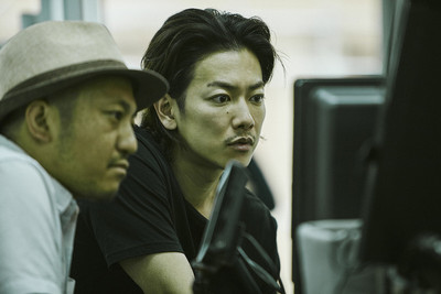 佐藤健、無精ヒゲ姿で新境地！白石和彌監督「ひとよ」撮影現場に潜入（映画.com）