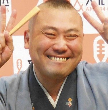 「笑点」新メンバー桂宮治、なぜ年収1000万円の営業マンから落語家に転身できたのか?なんと自身の結婚式で会社を辞めることを宣言(中日スポーツ)
