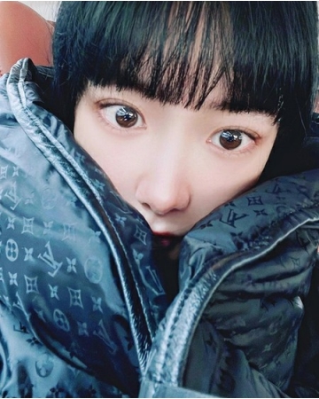 女優クララ、高級ブランドのダウンジャケットに顔が埋めて…ラグジュアリーなロゴで視線強奪(WoW!Korea)