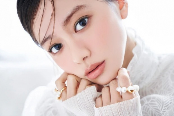 【山本舞香さん】全身ホワイトコーデでピュアな雰囲気に！ おすすめのカラーメイクは？(MAQUIA　ONLINE)