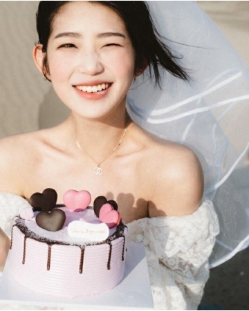 “故チェ・ジンシルさん娘”ジュンヒさん、結婚説を否定「ウェディングフォトではない」(WoW!Korea)