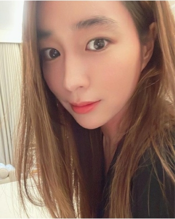 女優イ・ミンジョン、「旦那さんに写真撮ってもらってください」に「夫が…」(WoW!Korea)