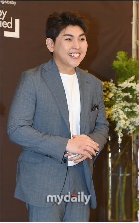 【公式】歌手ハン・ドングン、5月結婚報道に事務所がコメント「真剣交際中だか、結婚時期は未定」(WoW!Korea)