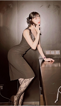 女優クララ、密着ドレスで着飾ったコーラボトルのようなくびれスタイル(WoW!Korea)