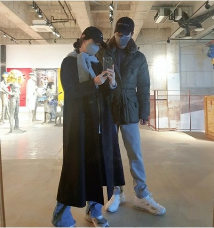 女優キム・ソヨン、飾らない日常ファッションで夫イ・サンウと鏡越しショット(WoW!Korea)