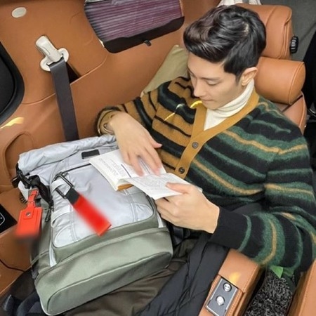 俳優ソンフン、台本を読む姿さえ彫刻のようなイケメン「新しい台本かばん」…次回作への期待集まる(WoW!Korea)