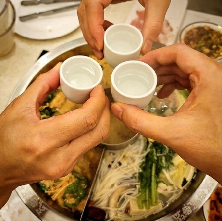 「SHINHWA」アンディとエリック、結婚前の祝い酒？…「火鍋もぐもぐ」で乾杯(WoW!Korea)