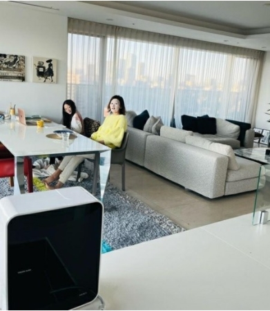 サランちゃん、日本でオンライン授業中…“ママ”SHIHOは隣で肌ケア(WoW!Korea)