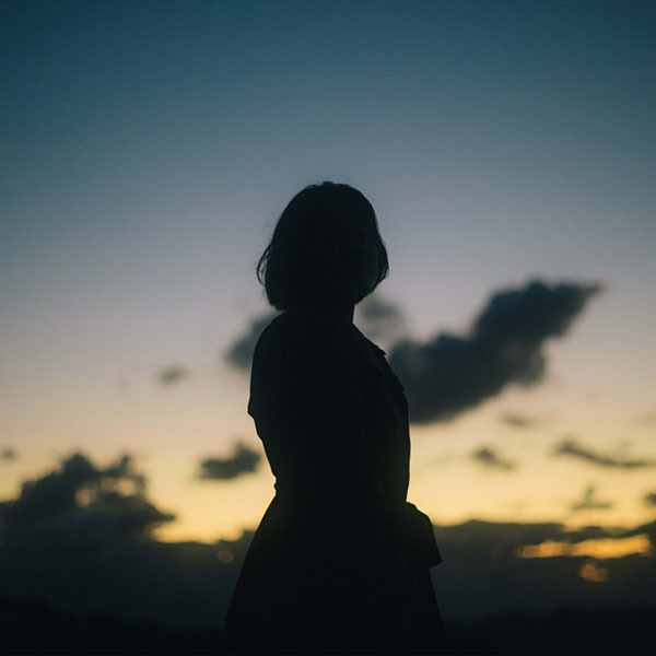 堤真一主演『妻、小学生になる。』の主題歌はシンガーソングライター・優河の「灯火」に(TV LIFE web)